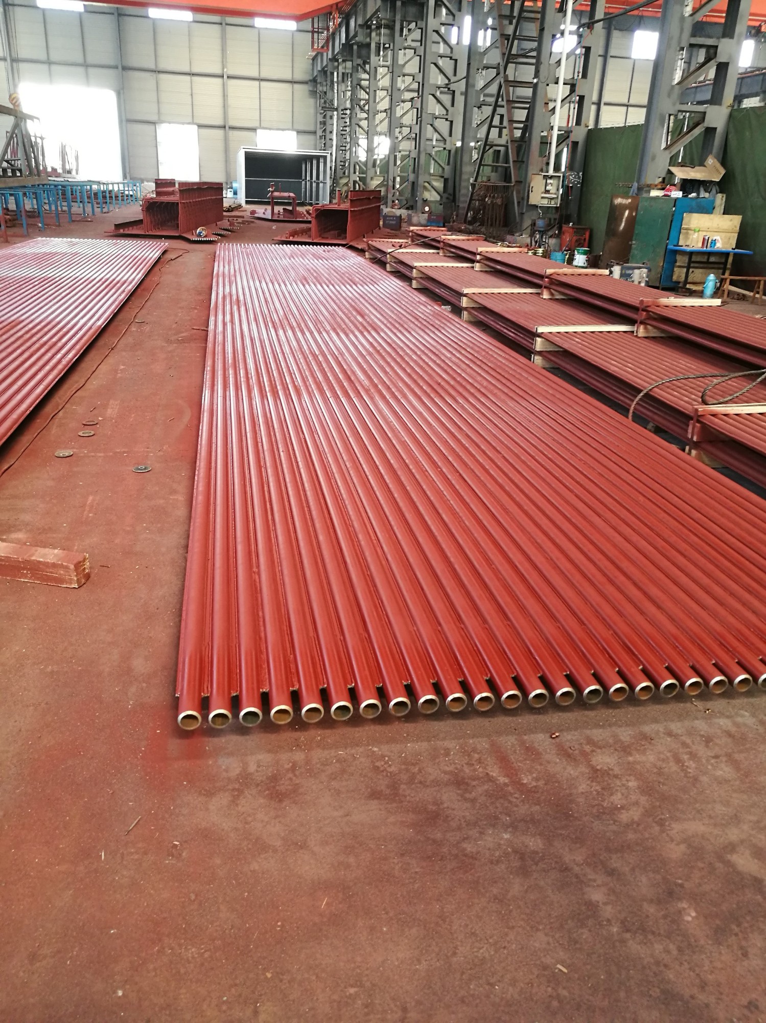 材質(zhì)：SA-210C規(guī)格：63.5×7.5 4根一排，鱗片寬度12.7mm厚度6mm管排總長(zhǎng)度12米，內(nèi)螺紋8個(gè)頭） 管材需正偏差，帶500米密封