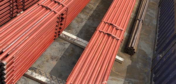 材質(zhì)：SA-210C規(guī)格：63.5×7.5 4根一排，鱗片寬度12.7mm厚度6mm管排總長(zhǎng)度12米，內(nèi)螺紋8個(gè)頭） 管材需正偏差，帶500米密封