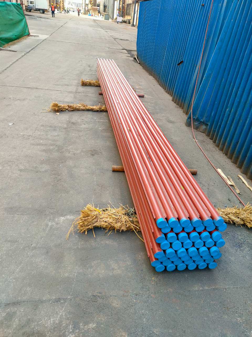 Φ63.5×8 （SA-210C)管壁厚度均勻，材質符合要求，管壁厚度不超8.1mm，兩管中心距89mm，，鰭片厚度6mm，管長度6M,每排6根管束，管口鰭片據管口留50mm的距離便于焊接