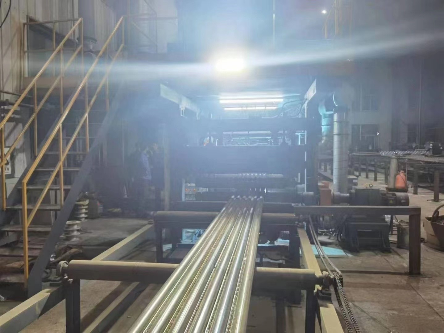 水冷壁管屏|Φ38.1×7.5 SA-213T2 每件9根水冷壁管一排，長12米，管節(jié)距50.8mm,鰭片連接，鰭片為膜式扁鋼厚δ6.4㎜，材料為15CrMo，采用雙面坡口焊接型式